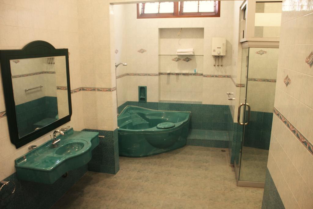 Alsalam Syariah Guesthouse Solo Екстериор снимка